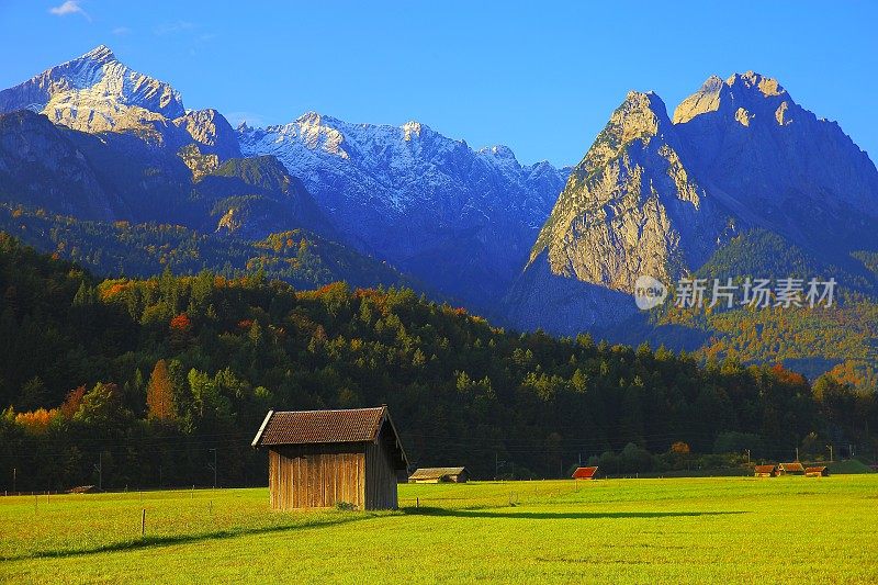 阿尔卑斯乡村木谷仓农场，与Zugspitze, Waxenstein和Alpspitze景观-戏剧性的景观在巴伐利亚阿尔卑斯山，德国，附近的卡文德尔山脉-雄伟的高山景观秋天-加尔米施，德国巴伐利亚